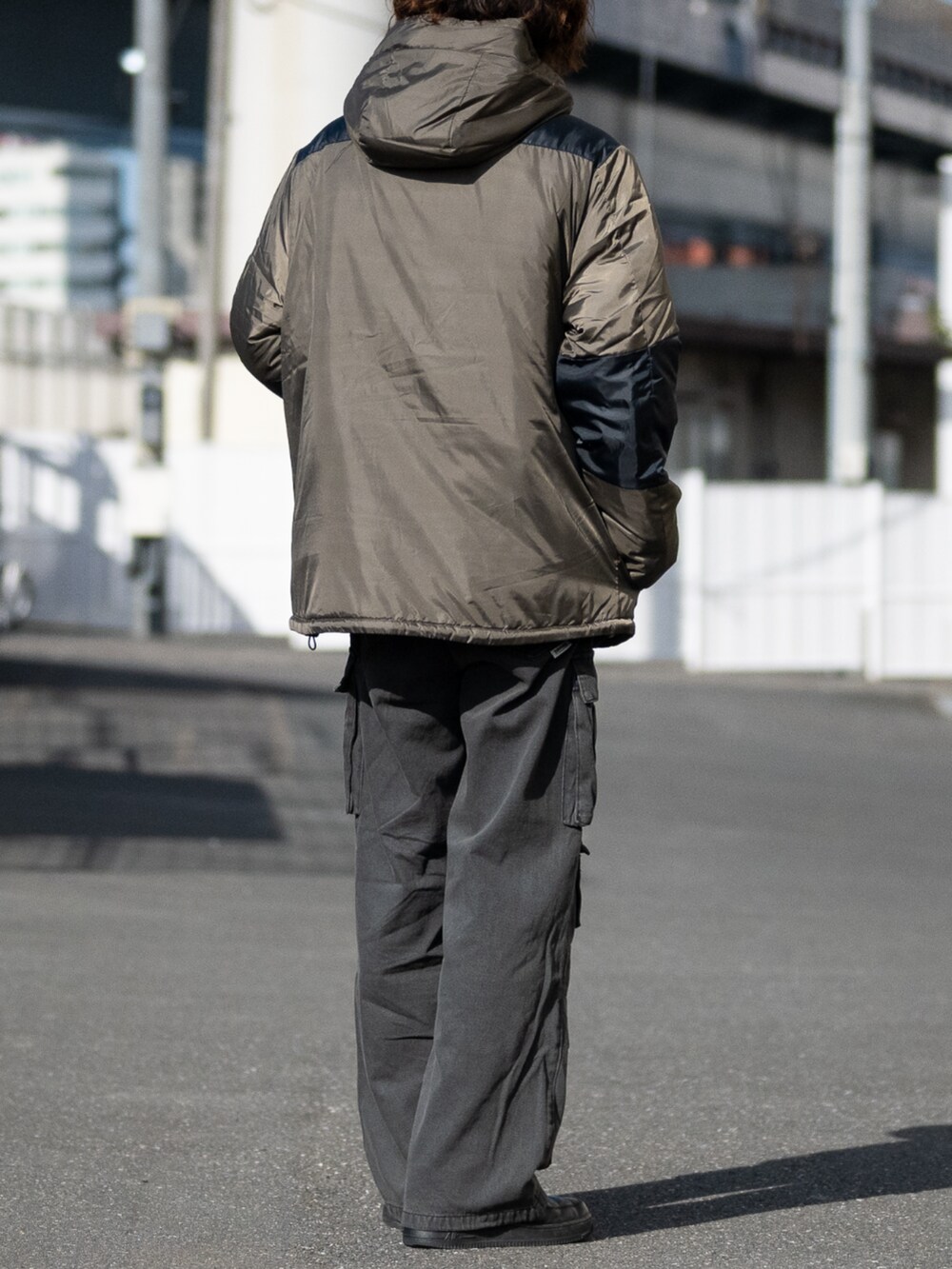 ブラック系のデニムパンツ、ベージュ系のダウンジャケット/コートを着用したメンズの冬コーディネートの3枚目の写真