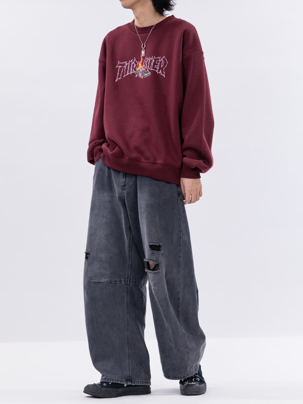 レッド系のスウェットを着用したメンズの冬コーディネートの2枚目の写真