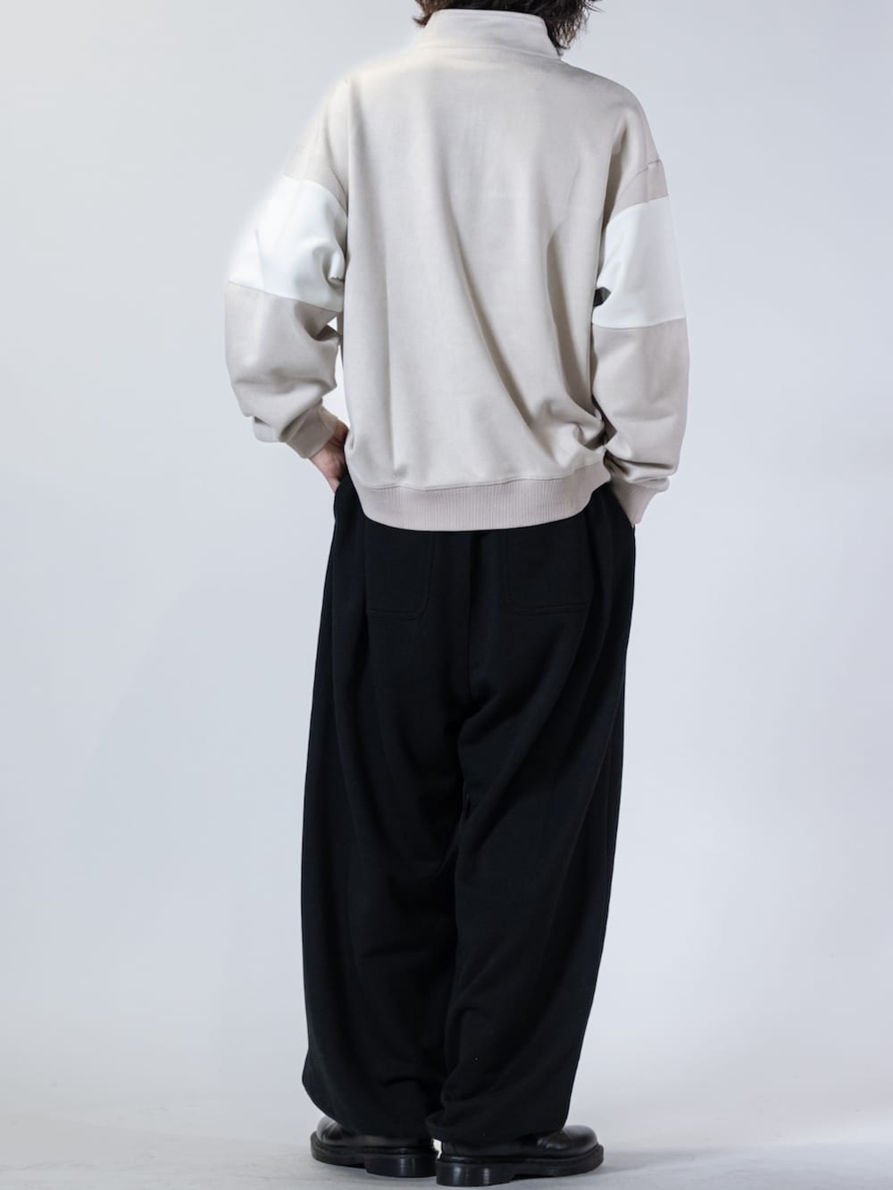 ブラック系のドレスシューズ、ブラック系のスウェットパンツ、グレー系のスウェットを着用したメンズの春コーディネートの3枚目の写真