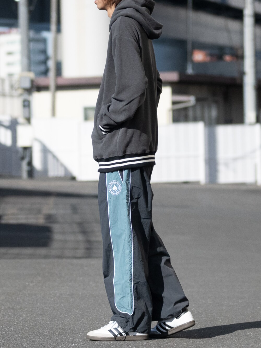 ホワイト系のスニーカー、グレー系のパーカー、グレー系のその他パンツを着用したメンズの冬コーディネートの2枚目の写真