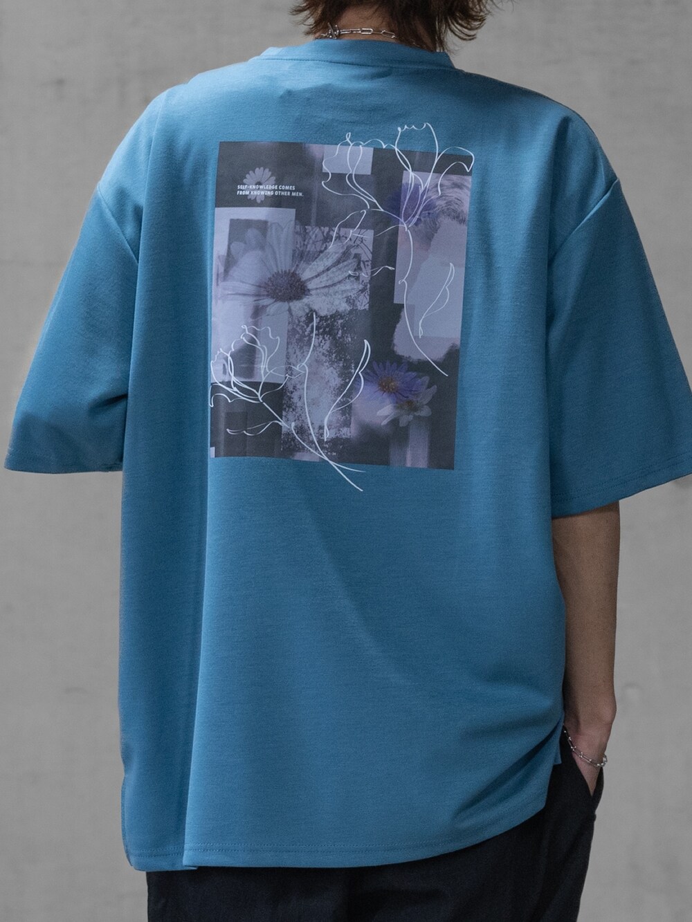 ブラック系のカーゴパンツ、ブラック系のドレスシューズ、ブルー系のTシャツ/カットソーを着用したメンズの春コーディネートの3枚目の写真