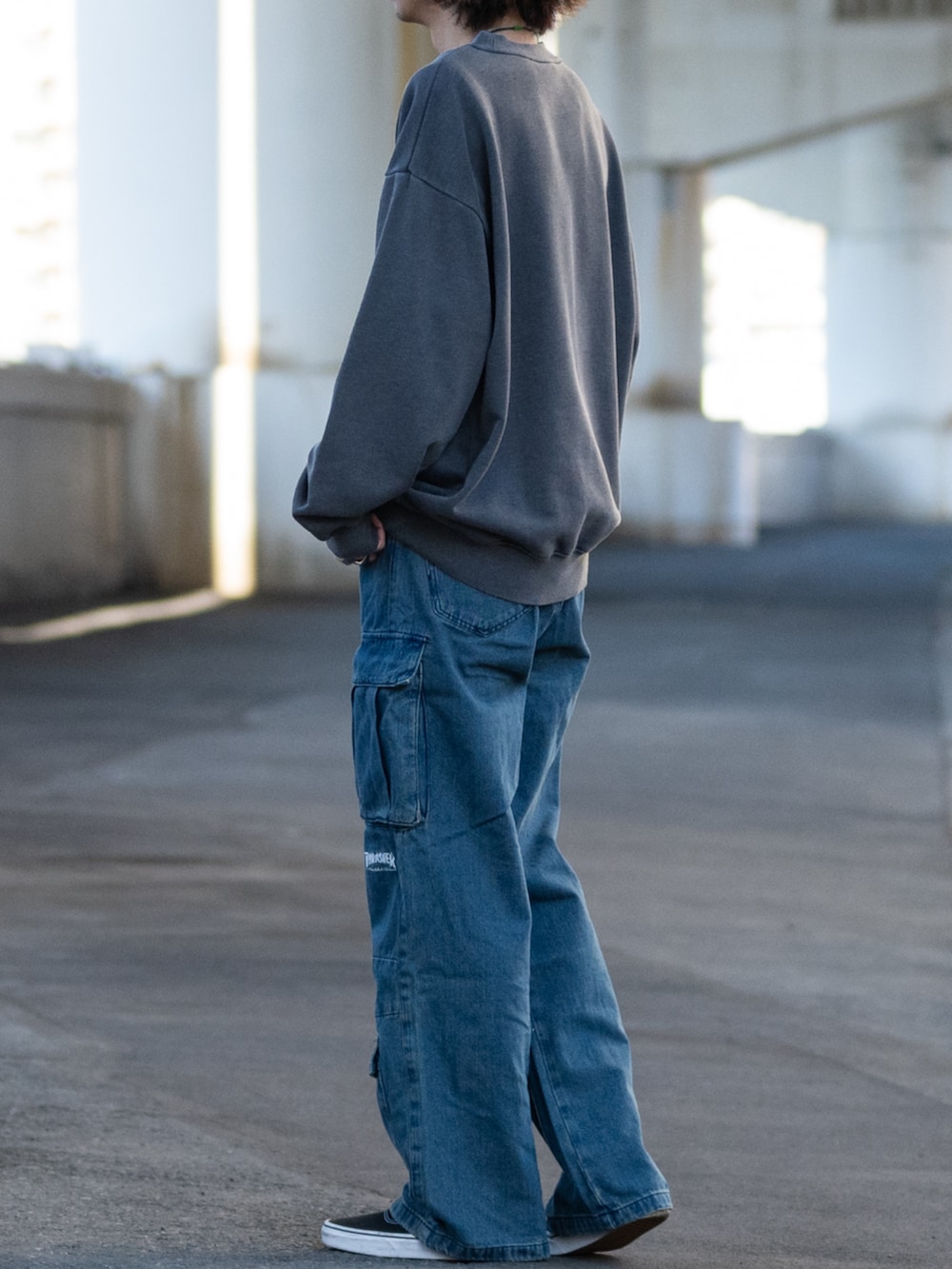 ブルー系のデニムパンツ、ブラック系のスウェットを着用したメンズの冬コーディネートの2枚目の写真