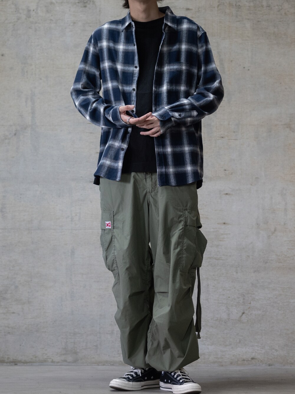 「カジュアルコーデ、大人カジュアル、チェック、チェックシャツ、カーゴパンツ、スニーカー、GLOVEHOUSE、johnscloset、JOHN'S CLOSET、converse」｜「CONVERSEのCONVERSE コンバース ALL STAR OX オールスター オックス（スニーカー、ブラック系）」を使った、ますさん（メンズ・177cm）の秋コーディネートの2枚目の写真