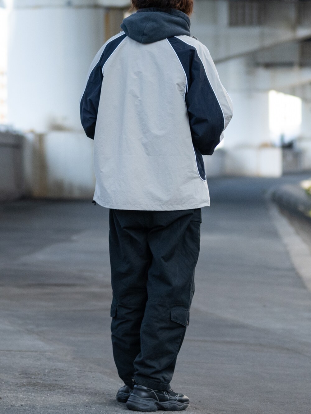 グレー系のナイロンジャケットを着用したメンズの冬コーディネートの3枚目の写真