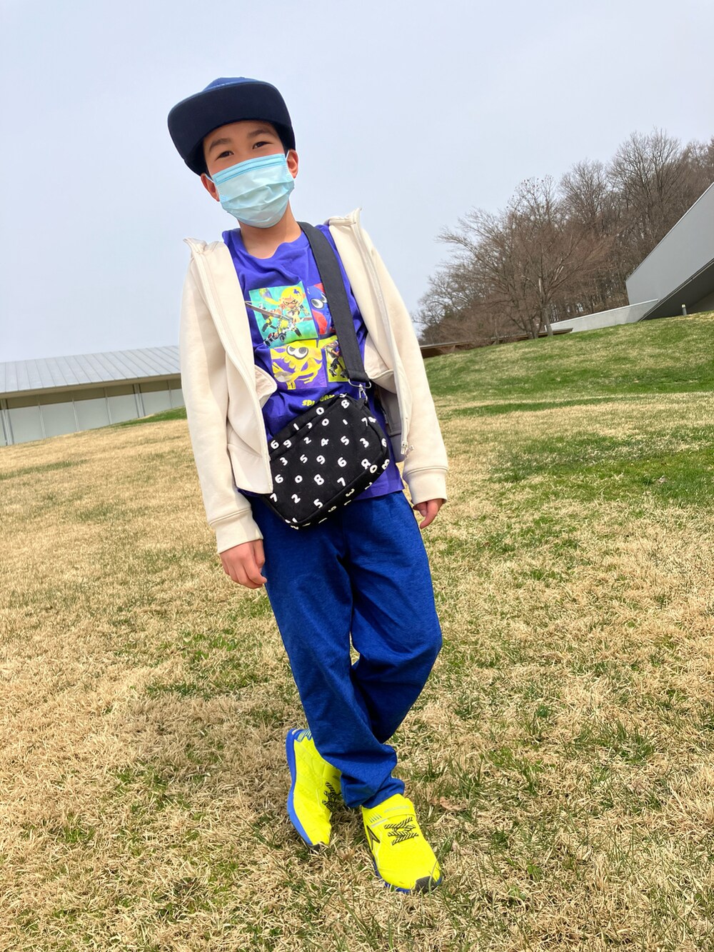 ブルー系のスウェットパンツ、イエロー系のスニーカー、ブルー系のTシャツ/カットソーを着用したキッズの春コーディネートの3枚目の写真