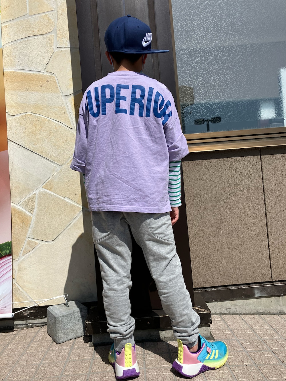 パープル系のTシャツ/カットソー、ブルー系のスニーカー、グレー系のその他パンツを着用したキッズの春コーディネートの2枚目の写真