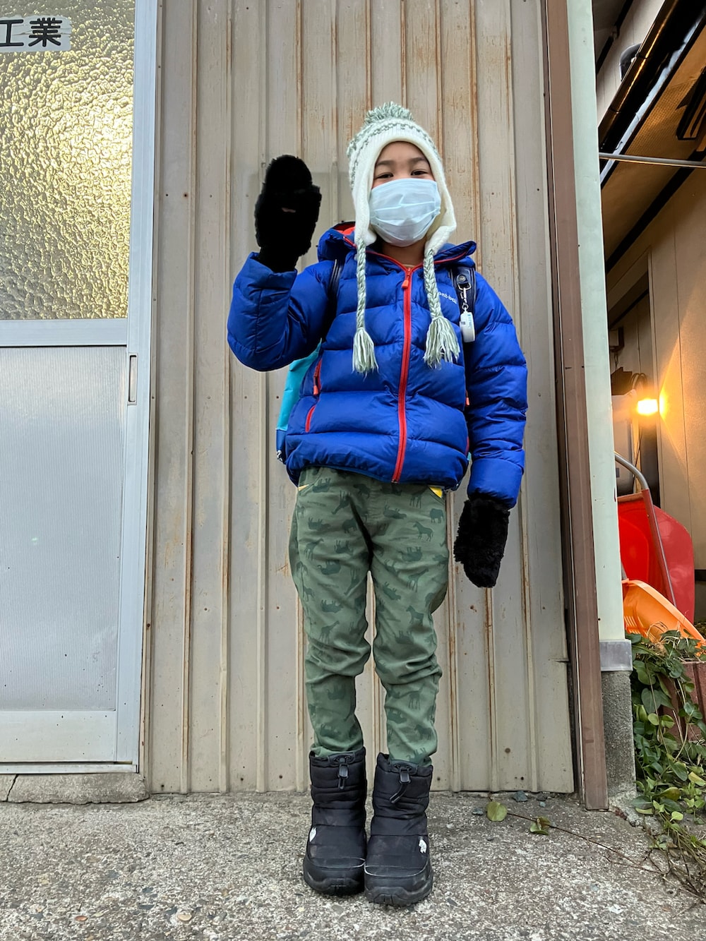 ブルー系のジャケット/アウター、グリーン系のパンツ、ブラック系のブーツを着用したキッズの冬コーディネートの2枚目の写真