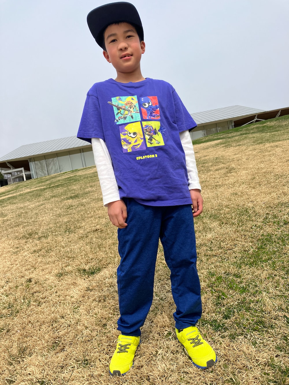 ブルー系のスウェットパンツ、イエロー系のスニーカー、ブルー系のTシャツ/カットソーを着用したキッズの春コーディネートの2枚目の写真