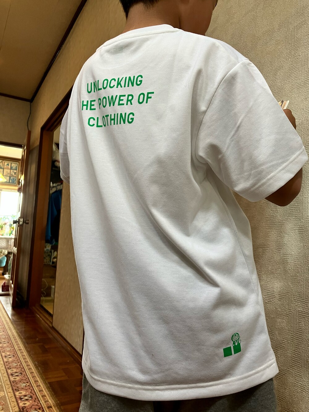 ホワイト系のTシャツ/カットソー、グレー系のスウェットパンツを着用したキッズの夏コーディネートの3枚目の写真
