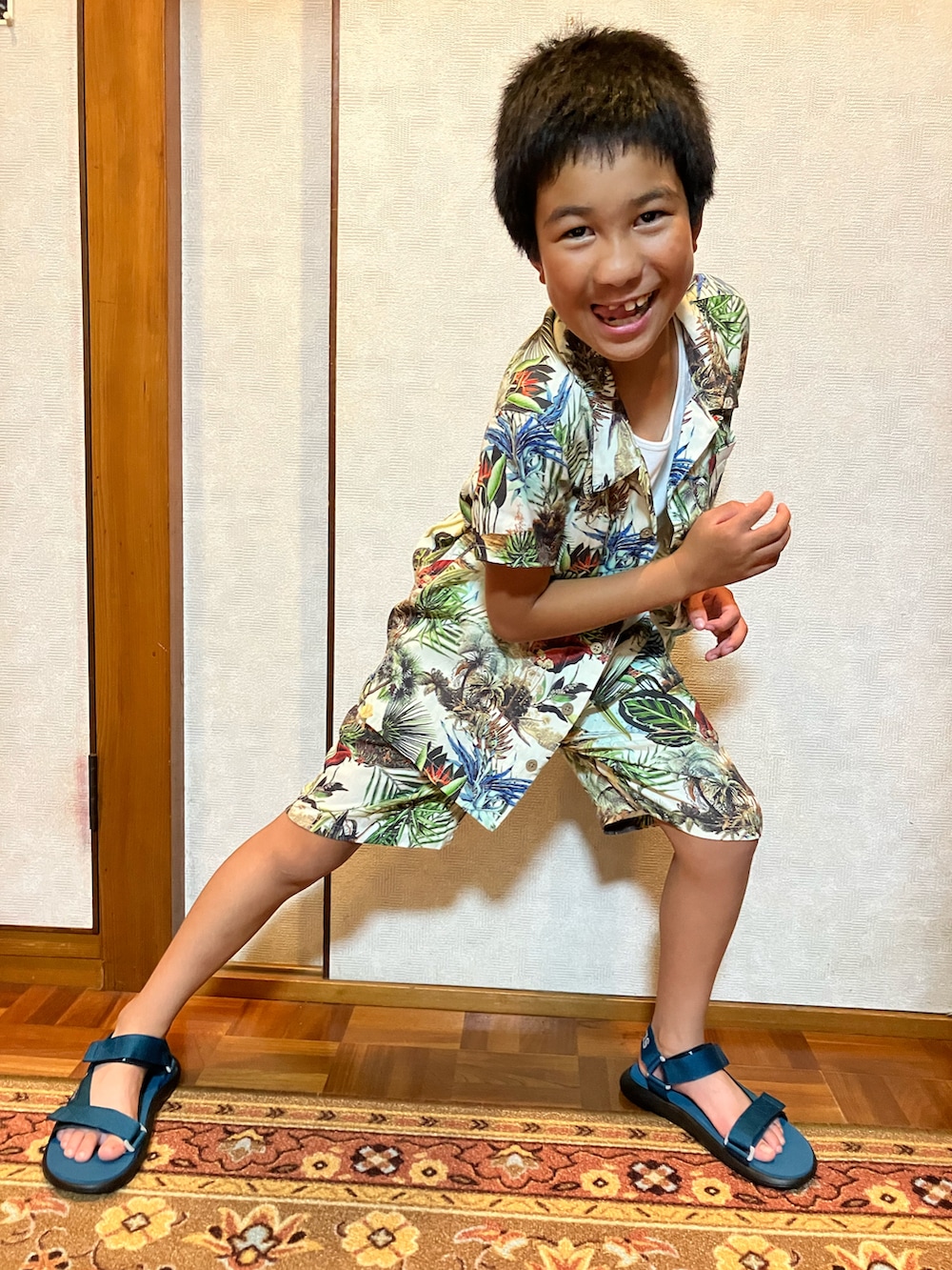 グリーン系のサンダル、ホワイト系のシャツ/ブラウス、ホワイト系のインナーウェア/肌着を着用したキッズの夏コーディネートの3枚目の写真