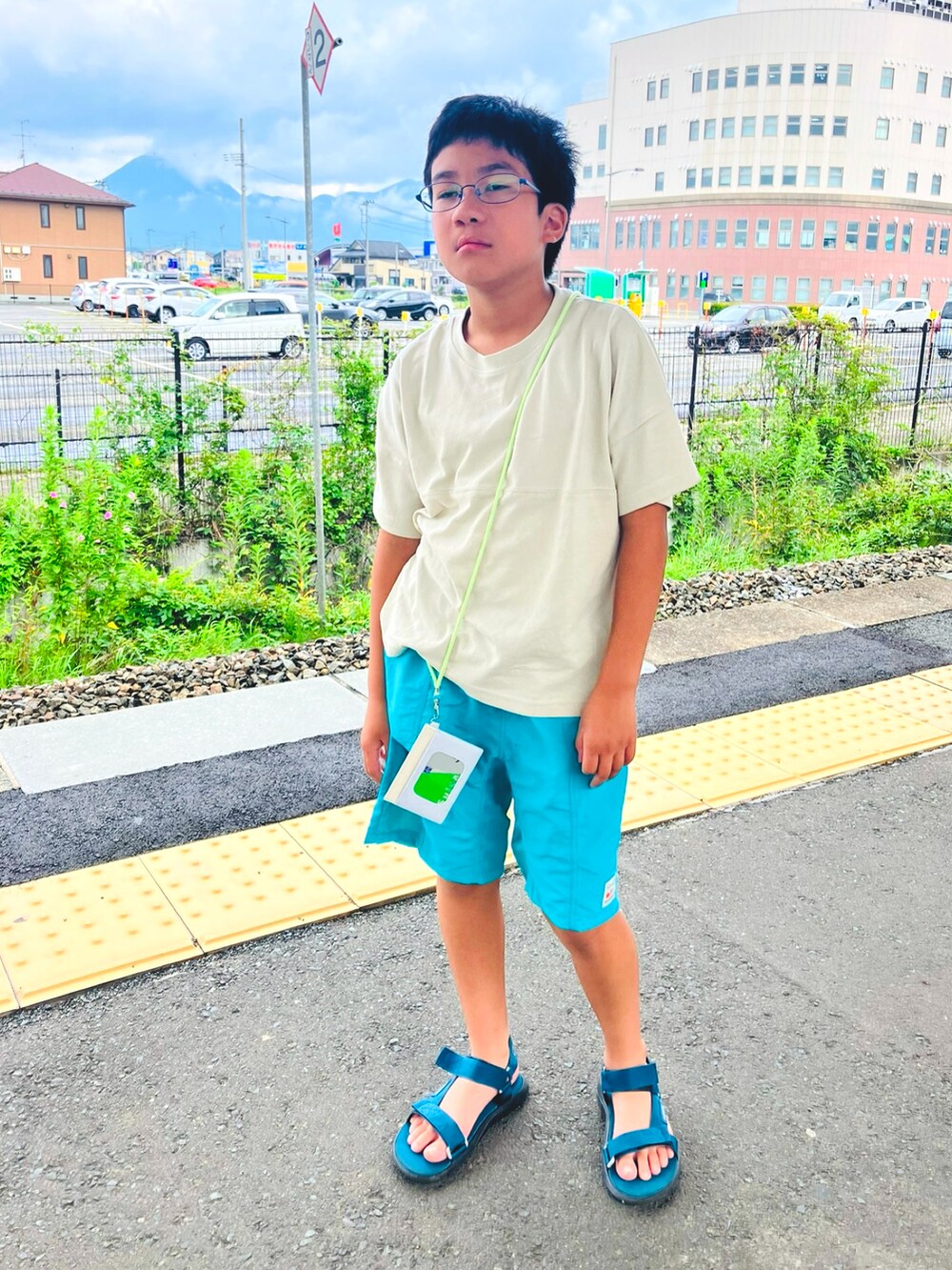 ベージュ系のTシャツ/カットソー、グリーン系のその他パンツ、グリーン系のサンダルを着用したキッズの夏コーディネートの2枚目の写真