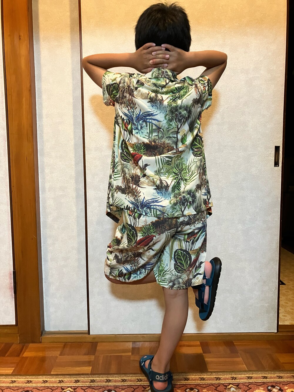 グリーン系のサンダル、ホワイト系のシャツ/ブラウス、ホワイト系のインナーウェア/肌着を着用したキッズの夏コーディネートの2枚目の写真