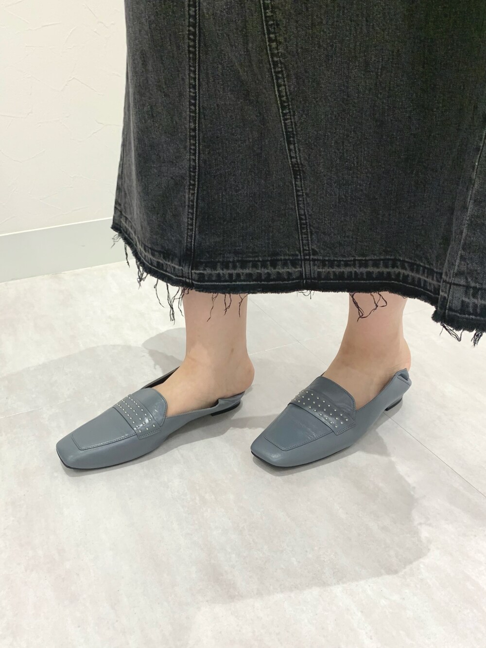 グレー系のローファーを着用したレディースの秋コーディネートの3枚目の写真