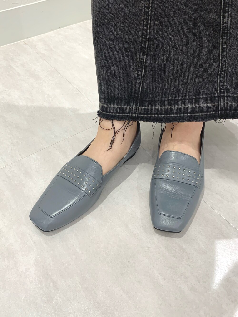 グレー系のローファーを着用したレディースの秋コーディネートの2枚目の写真