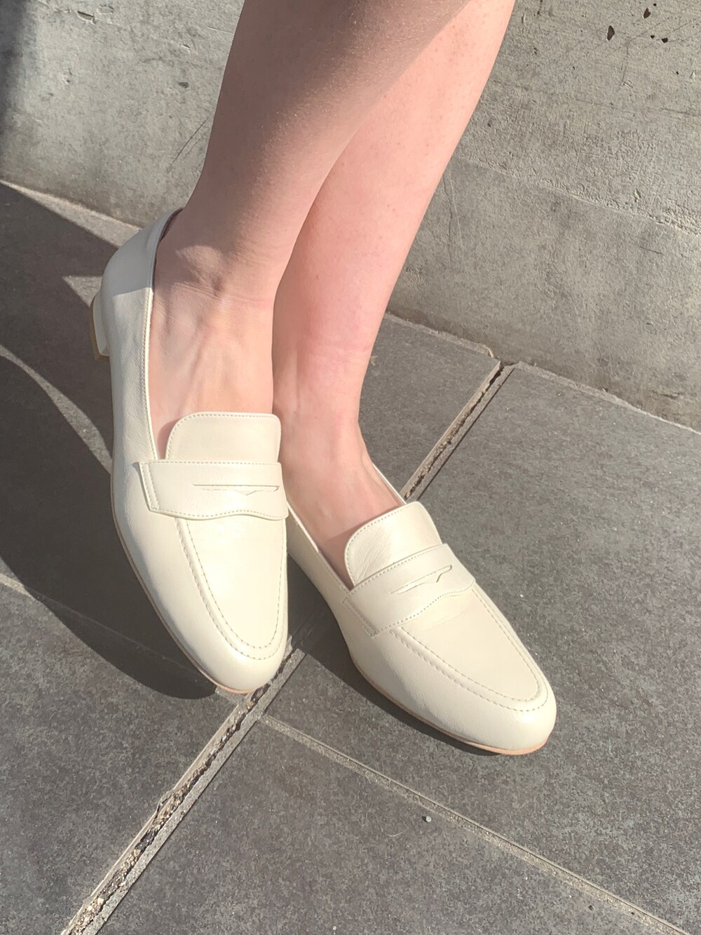 ホワイト系のローファー、グレー系のその他パンツを着用したレディースの春コーディネートの3枚目の写真