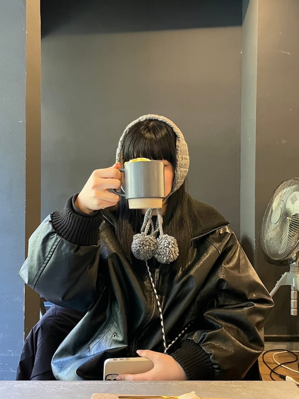 「冬のコーデ、高身長コーデ、ootd、スニーカーコーデ、デニム、イヤーマフ、モノトーン、ブルゾン、コンバース、unemansion、shopnikoniko、converse、Lattice、モノクロコーデ、冬コーデ」｜「UNE MANSIONの[UNE ORIGINAL] 【男女兼用/UNISEX】【有名芸能人・ユーチューバー多数着用】【 足長効果あり】サイドフリンジストレートデニムワイドパンツ（デニムパンツ、ブラック系）」を使った、chi___03さん（レディース・164cm）の冬コーディネートの2枚目の写真