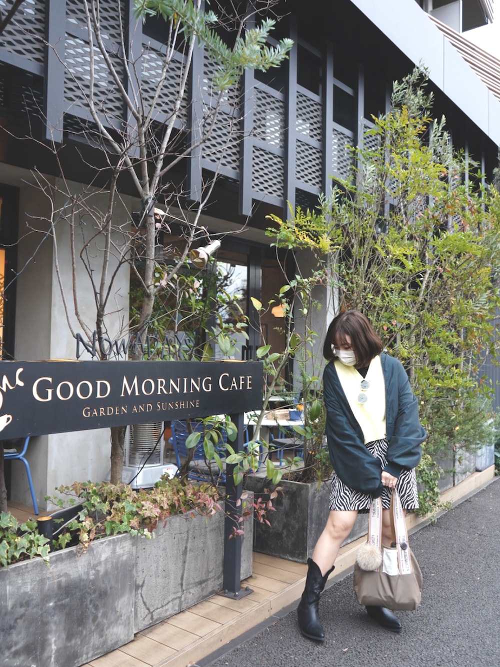 ベージュ系のトートバッグ、ブラック系のカーゴパンツ、イエロー系のニット/セーターを着用したレディースの冬コーディネートの2枚目の写真