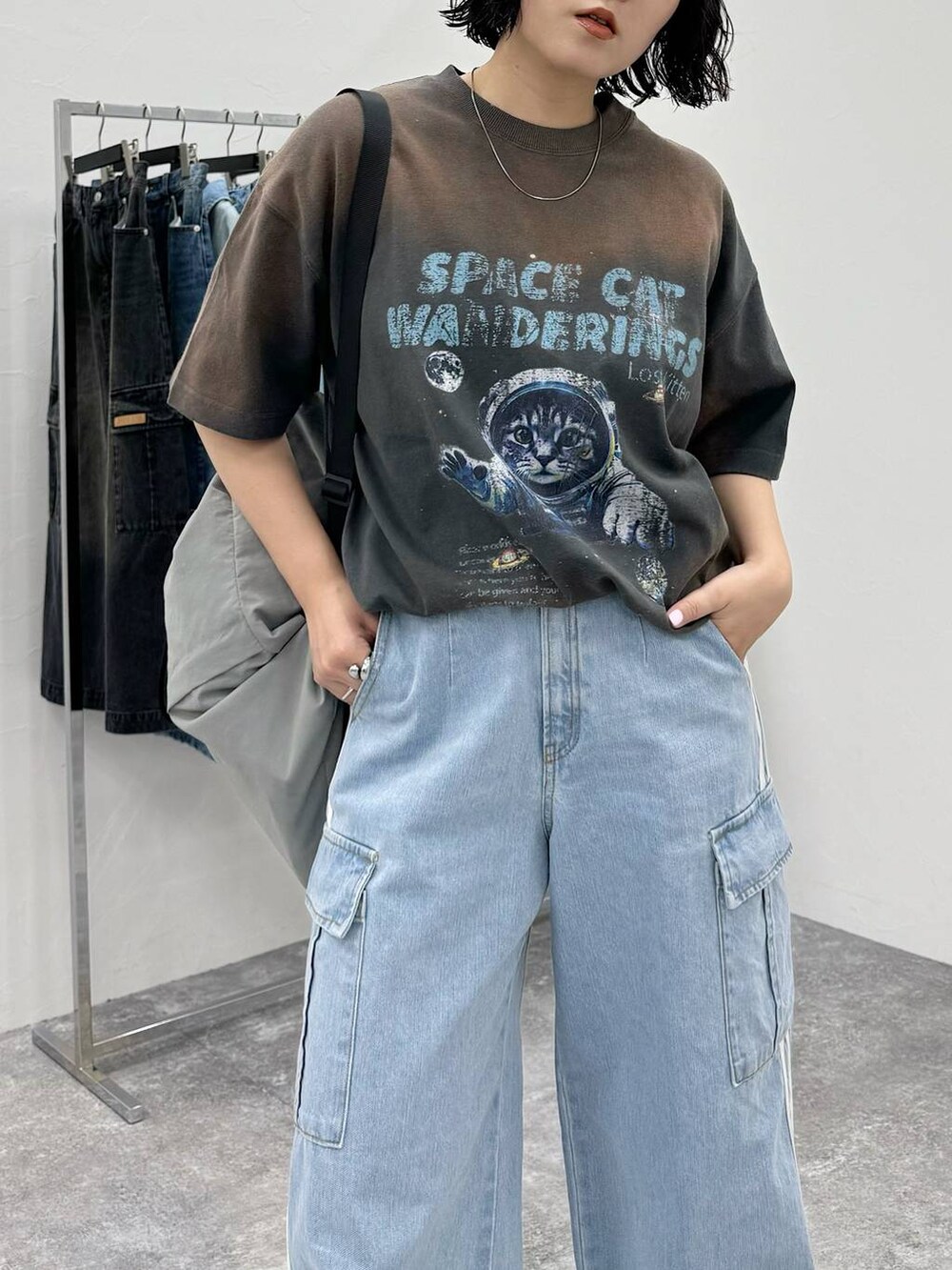 グレー系のバックパック/リュック、ブルー系のデニムパンツ、ブラック系のスニーカーを着用したレディースの春コーディネートの3枚目の写真