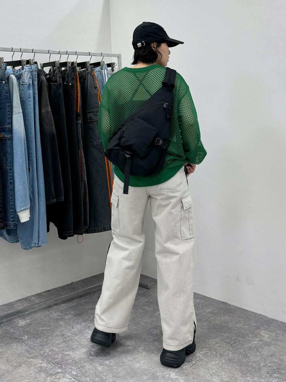 「カジュアル、メンズライク、ユニセックス、ストリート、楽ちんコーデ、体型カバー、PAGEBOY、PBLIM、骨格ストレート_PAGEBOY、クールカジュアル_PAGEBOY」｜「PAGEBOYのプラットチャンキースニーカー（スニーカー、ブラック系）」を使った、Naoさん（レディース・159cm）の春コーディネートの3枚目の写真