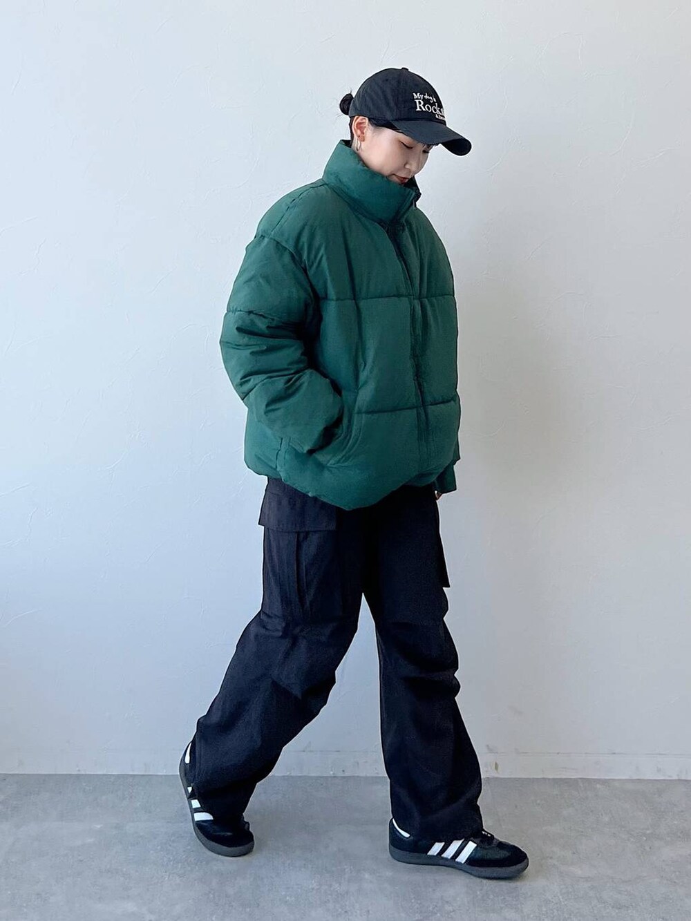 「カジュアル、メンズライク、ユニセックス、ストリート、アウター、冬コーデ、旅行、PAGEBOY、PAGEBOYLIM、骨格ストレート_PAGEBOY、クールカジュアル_PAGEBOY」｜「PBLIMのPAGEBOYLIM/キモウワイドカーゴパンツ（カーゴパンツ、ブラック系）」を使った、Naoさん（レディース・159cm）の秋コーディネートの2枚目の写真