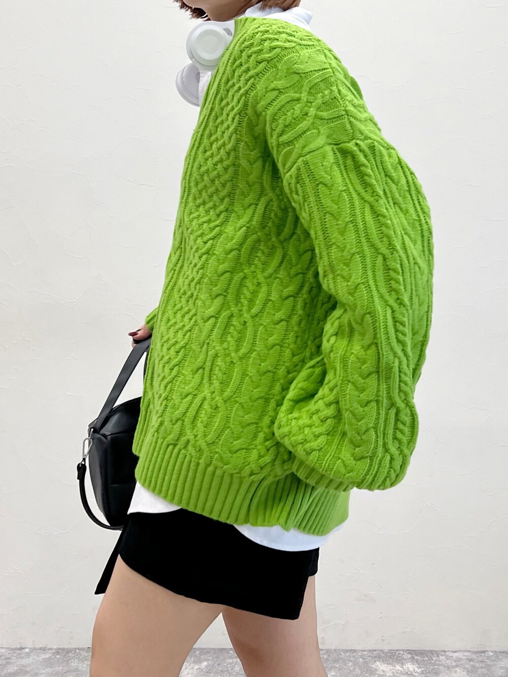 ホワイト系のシャツ/ブラウス、グリーン系のニット/セーター、ブラック系のその他パンツを着用したレディースの秋コーディネートの3枚目の写真