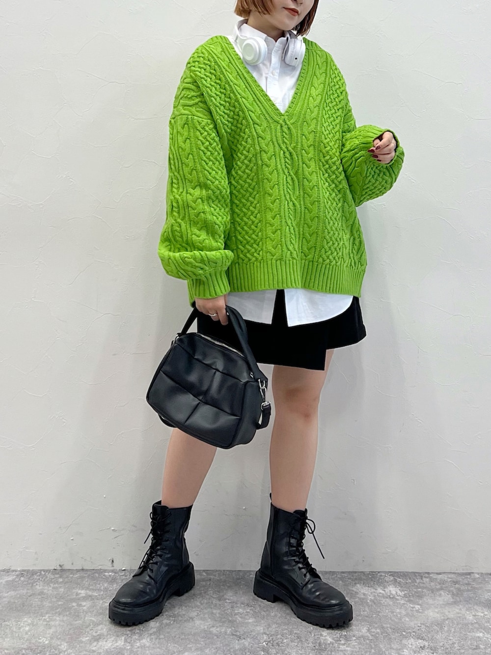 ホワイト系のシャツ/ブラウス、グリーン系のニット/セーター、ブラック系のその他パンツを着用したレディースの秋コーディネートの2枚目の写真