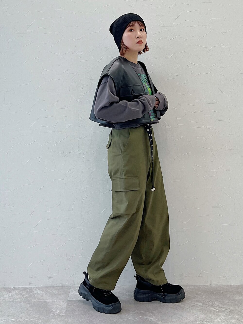 「パンツスタイル、ショート丈トップス、ワイドパンツ、カーゴパンツ、ストリート、スウェット、モード、モードストリート、レイヤードスタイル、カーキ、ニット帽、グリーン、クール、PAGEBOY」｜「PAGEBOYのスプリングモッズコート（モッズコート、グリーン系）」を使った、Naoさん（レディース・159cm）の冬コーディネートの3枚目の写真