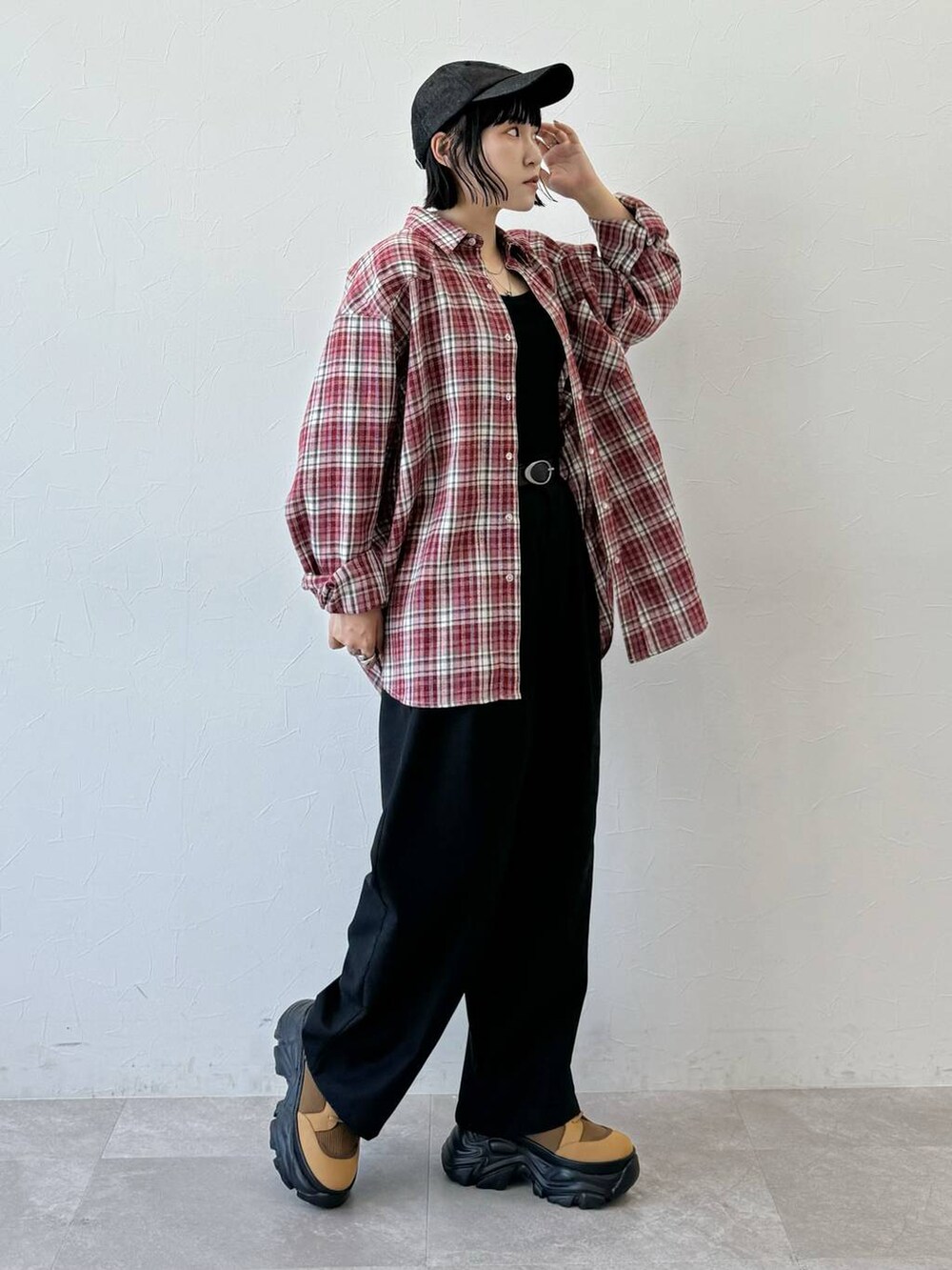 レッド系のシャツ/ブラウス、ブラック系のスラックスを着用したレディースの夏コーディネートの5枚目の写真