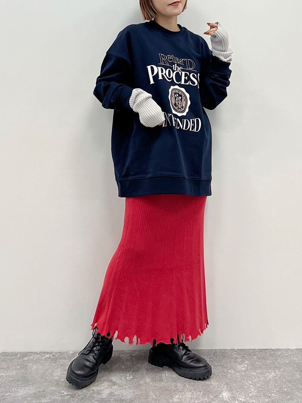 「大人カジュアル、休日コーデ、大人かわいい、ラクチンコーデ、スウェット、スウェットコーデ、ロングスカート、シンプルスタイル、ピンク、アームウォーマー、プリント、らくちん、PAGEBOY、カジュアルコーデ、メンズライク」｜「PAGEBOYのダメージヘムニットスカート（スカート、レッド系）」を使った、Naoさん（レディース・159cm）の冬コーディネートの3枚目の写真