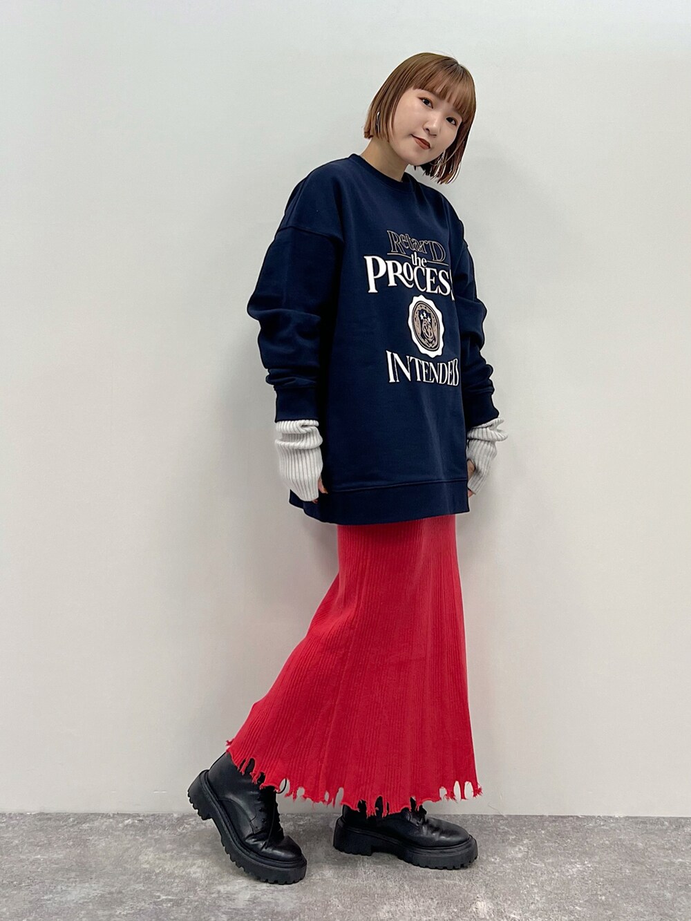 「大人カジュアル、休日コーデ、大人かわいい、ラクチンコーデ、スウェット、スウェットコーデ、ロングスカート、シンプルスタイル、ピンク、アームウォーマー、プリント、らくちん、PAGEBOY、カジュアルコーデ、メンズライク」｜「PAGEBOYのダメージヘムニットスカート（スカート、レッド系）」を使った、Naoさん（レディース・159cm）の冬コーディネートの2枚目の写真
