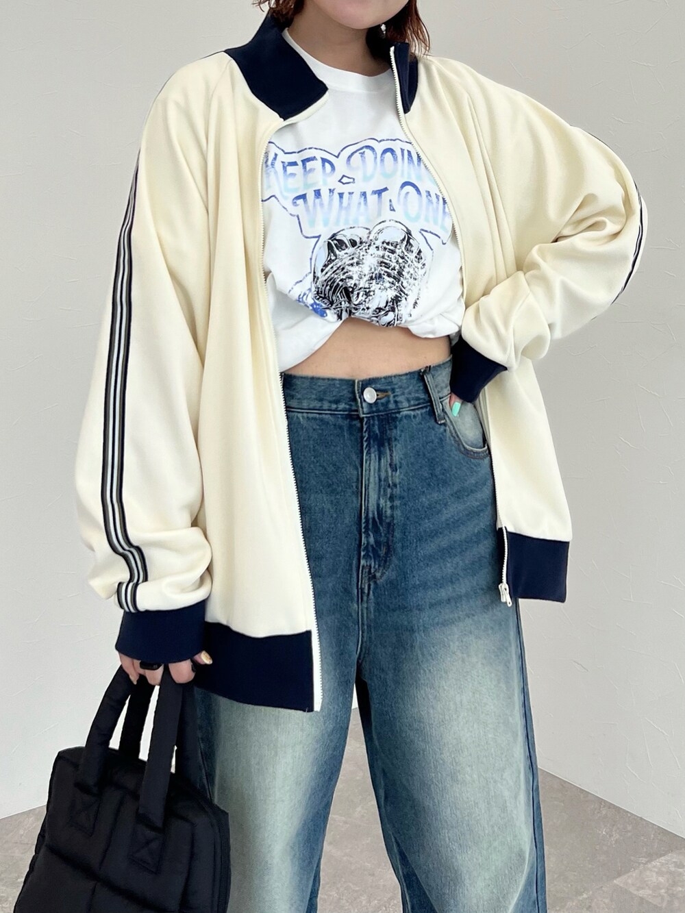 「おでかけコーデ、秋服準備はじめました、パンツコーデ、Tシャツ、トラックジャケット、ジャージ、デニムパンツ、大人カジュアル、ストリート、ストリートコーデ、メンズライク、ハンドバッグ、ニット帽、PAGEBOY、骨格ストレート」｜「PBLIMのPAGEBOYLIM/ナイロンナカワタミニバック（ハンドバッグ、ブラック系）」を使った、Naoさん（レディース・159cm）の夏コーディネートの3枚目の写真