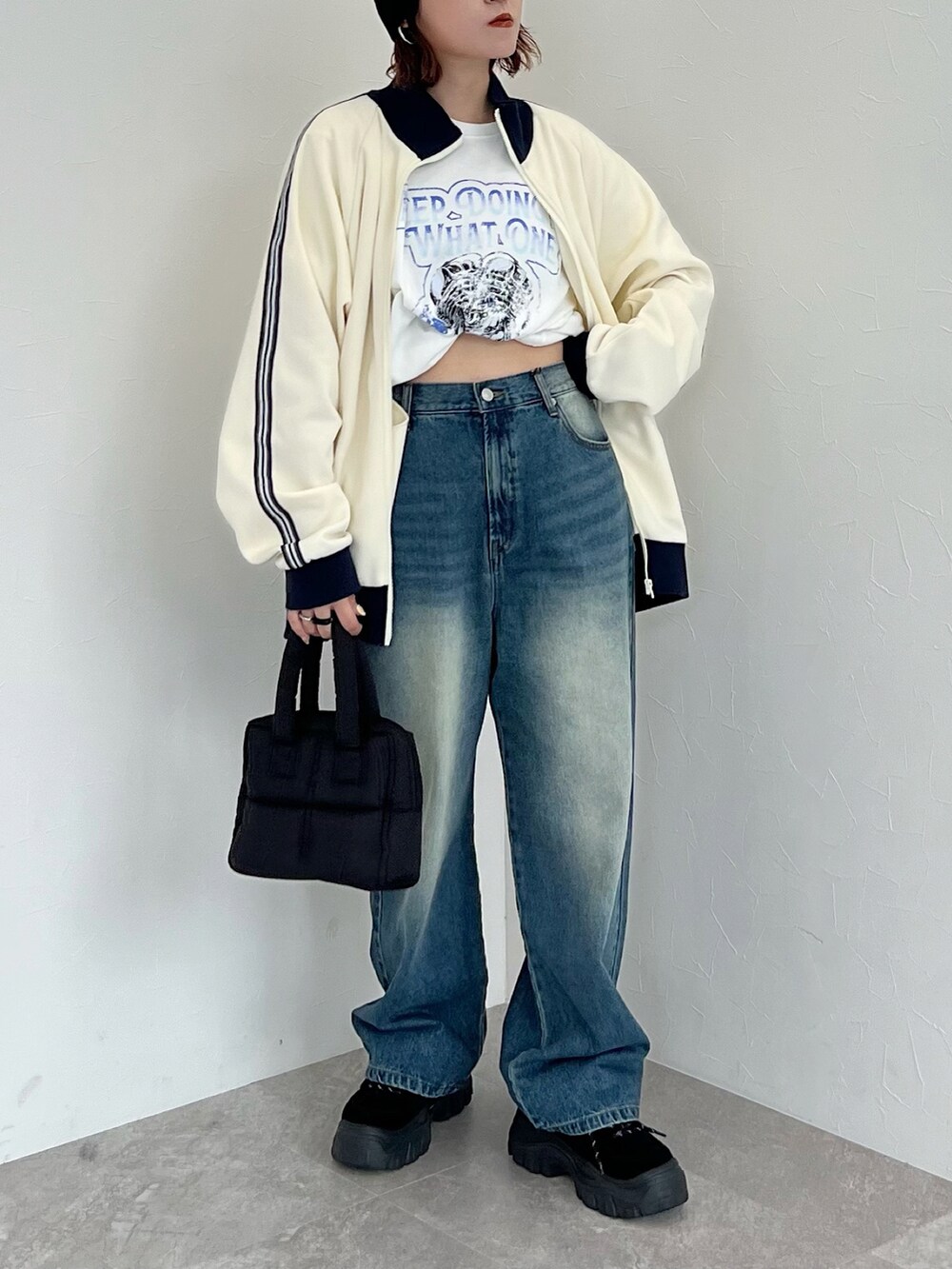 「おでかけコーデ、秋服準備はじめました、パンツコーデ、Tシャツ、トラックジャケット、ジャージ、デニムパンツ、大人カジュアル、ストリート、ストリートコーデ、メンズライク、ハンドバッグ、ニット帽、PAGEBOY、骨格ストレート」｜「PBLIMのPAGEBOYLIM/ナイロンナカワタミニバック（ハンドバッグ、ブラック系）」を使った、Naoさん（レディース・159cm）の夏コーディネートの2枚目の写真