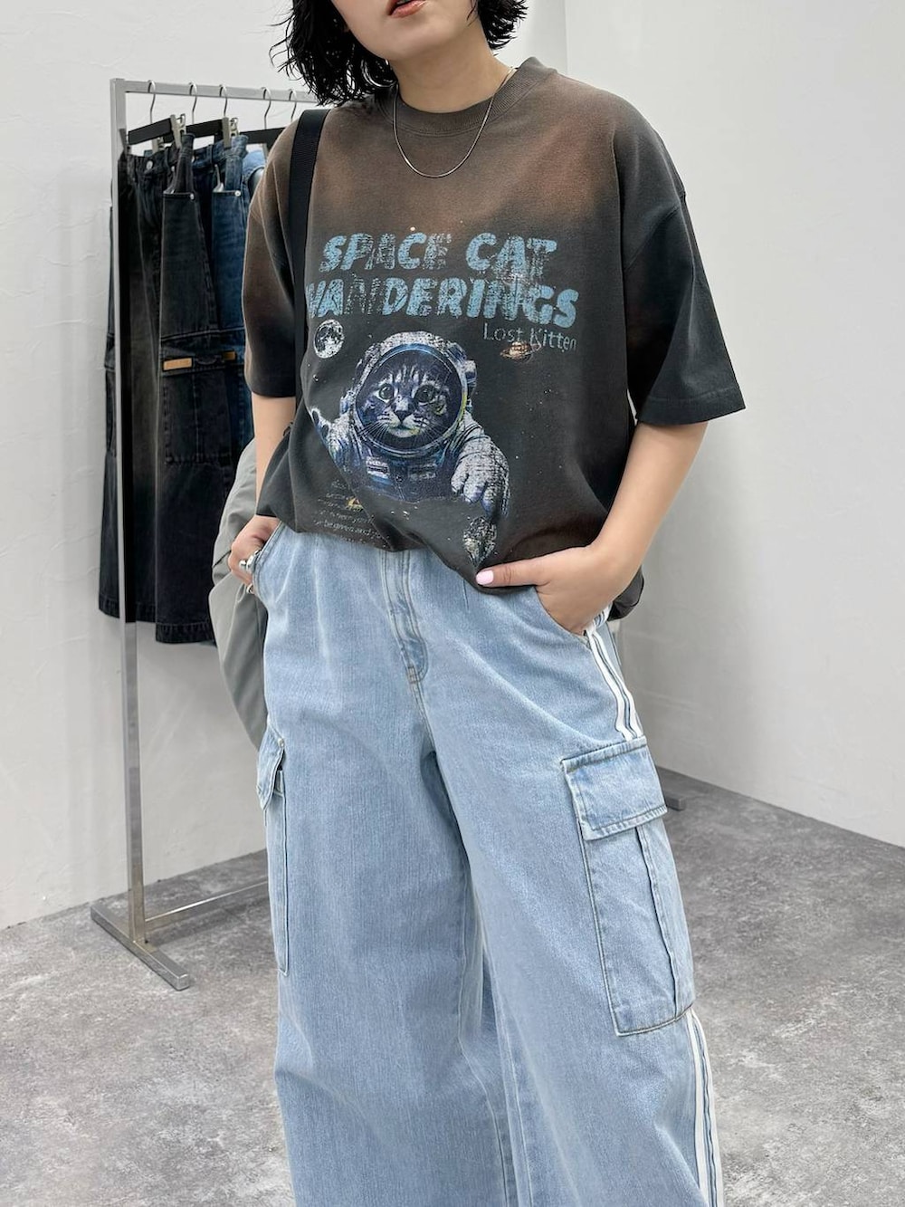 グレー系のバックパック/リュック、ブルー系のデニムパンツ、ブラック系のスニーカーを着用したレディースの春コーディネートの4枚目の写真