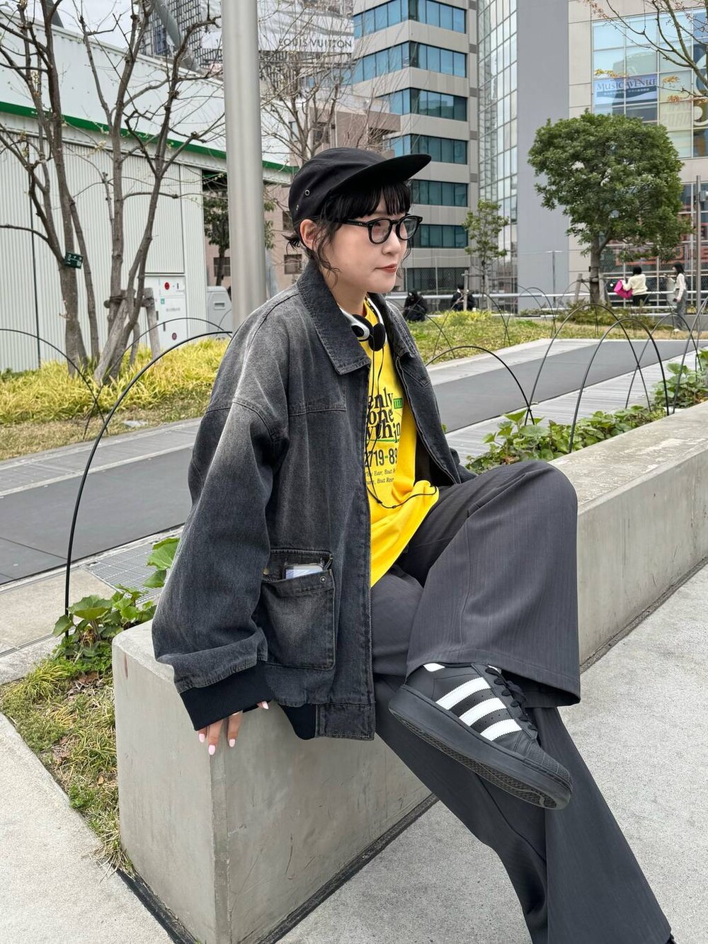 「スラックス、Tシャツ、体型カバー、メンズライク、ユニセックス、カジュアル、楽ちんコーデ、PAGEBOY、PBLIM、骨格ストレート_PAGEBOY、クールカジュアル_PAGEBOY、春コーデ」｜「PAGEBOYのスタンダードスラックス（スラックス、グレー系）」を使った、Naoさん（レディース・159cm）の春コーディネートの2枚目の写真
