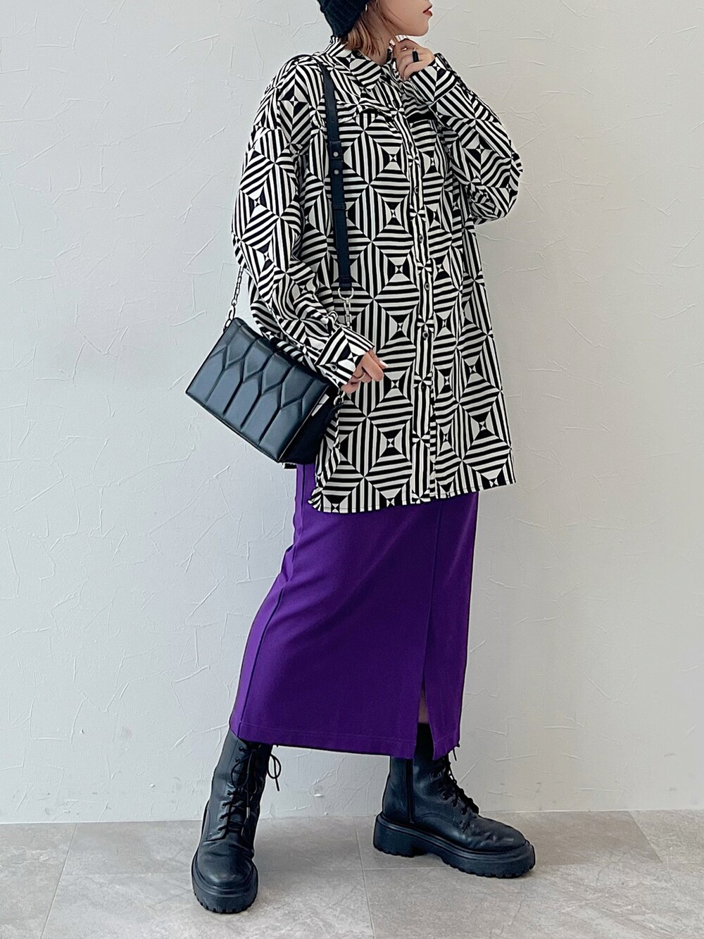 「大人カジュアル、モード、モードストリート、シャツスタイル、ロングスカート、秋先取りコーデ、お出かけコーデ、オトナ女子、柄シャツ、柄シャツコーデ、ショルダーバッグ、きれいめカジュアル、パープル、PAGEBOY、PAGEBOYLIM」｜「PAGEBOYのボリュームキルトBAG（ショルダーバッグ、ブラック系）」を使った、Naoさん（レディース・159cm）の秋コーディネートの2枚目の写真