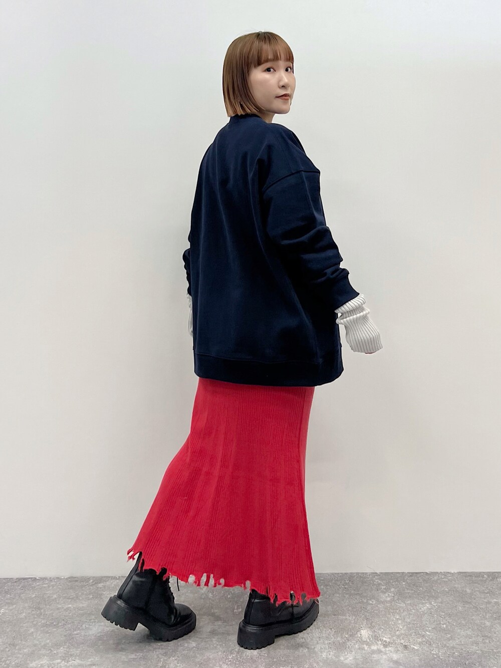 「大人カジュアル、休日コーデ、大人かわいい、ラクチンコーデ、スウェット、スウェットコーデ、ロングスカート、シンプルスタイル、ピンク、アームウォーマー、プリント、らくちん、PAGEBOY、カジュアルコーデ、メンズライク」｜「PAGEBOYのダメージヘムニットスカート（スカート、レッド系）」を使った、Naoさん（レディース・159cm）の冬コーディネートの5枚目の写真