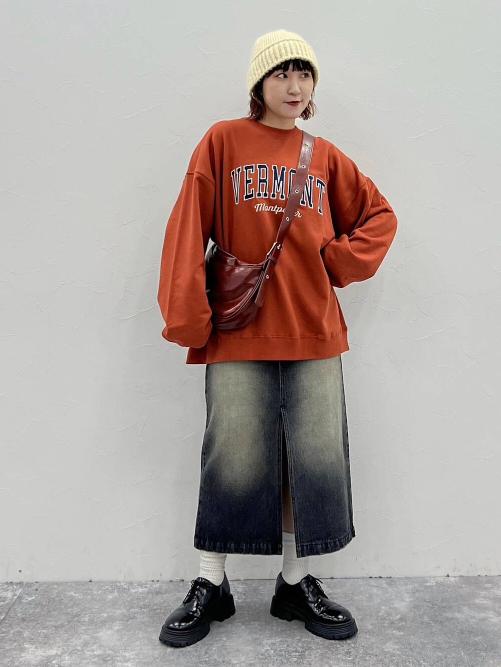 ブラック系のその他シューズ、オレンジ系のスウェット、ブラウン系のショルダーバッグを着用したレディースの夏コーディネートの3枚目の写真