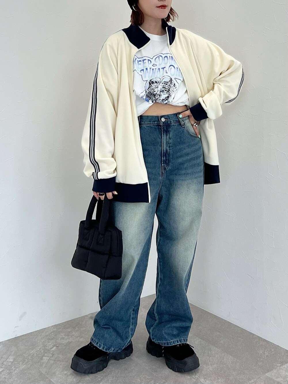 「おでかけコーデ、秋服準備はじめました、パンツコーデ、Tシャツ、トラックジャケット、ジャージ、デニムパンツ、大人カジュアル、ストリート、ストリートコーデ、メンズライク、ハンドバッグ、ニット帽、PAGEBOY、骨格ストレート」｜「PBLIMのPAGEBOYLIM/ナイロンナカワタミニバック（ハンドバッグ、ブラック系）」を使った、Naoさん（レディース・159cm）の夏コーディネートの4枚目の写真