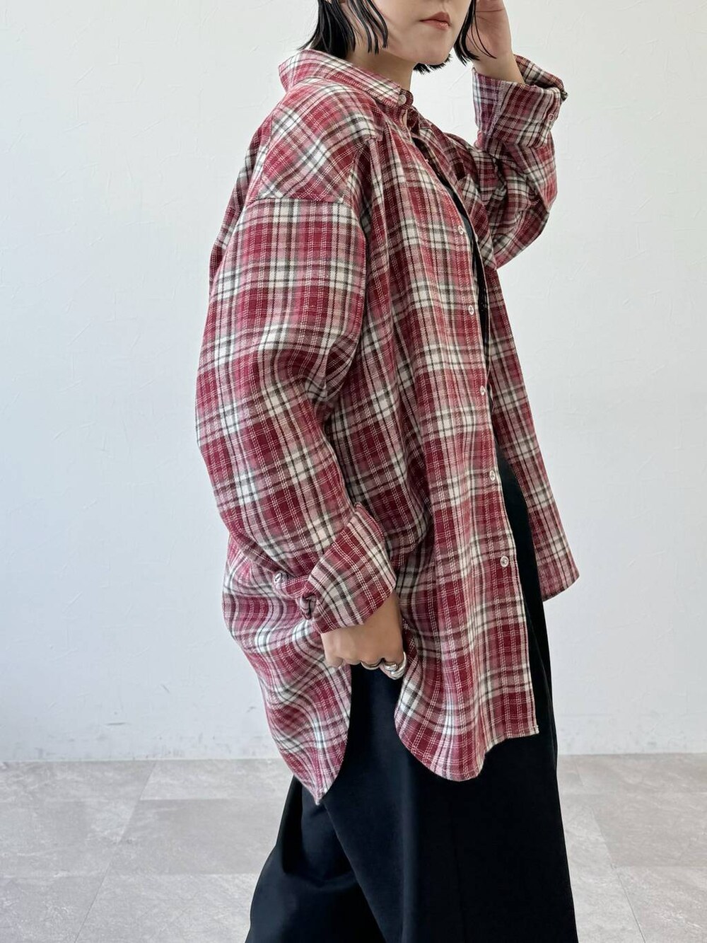 レッド系のシャツ/ブラウス、ブラック系のスラックスを着用したレディースの夏コーディネートの3枚目の写真