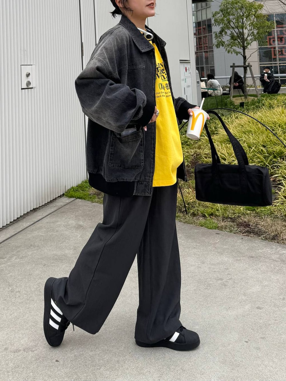 「スラックス、Tシャツ、体型カバー、メンズライク、ユニセックス、カジュアル、楽ちんコーデ、PAGEBOY、PBLIM、骨格ストレート_PAGEBOY、クールカジュアル_PAGEBOY、春コーデ」｜「PAGEBOYのスタンダードスラックス（スラックス、グレー系）」を使った、Naoさん（レディース・159cm）の春コーディネートの5枚目の写真