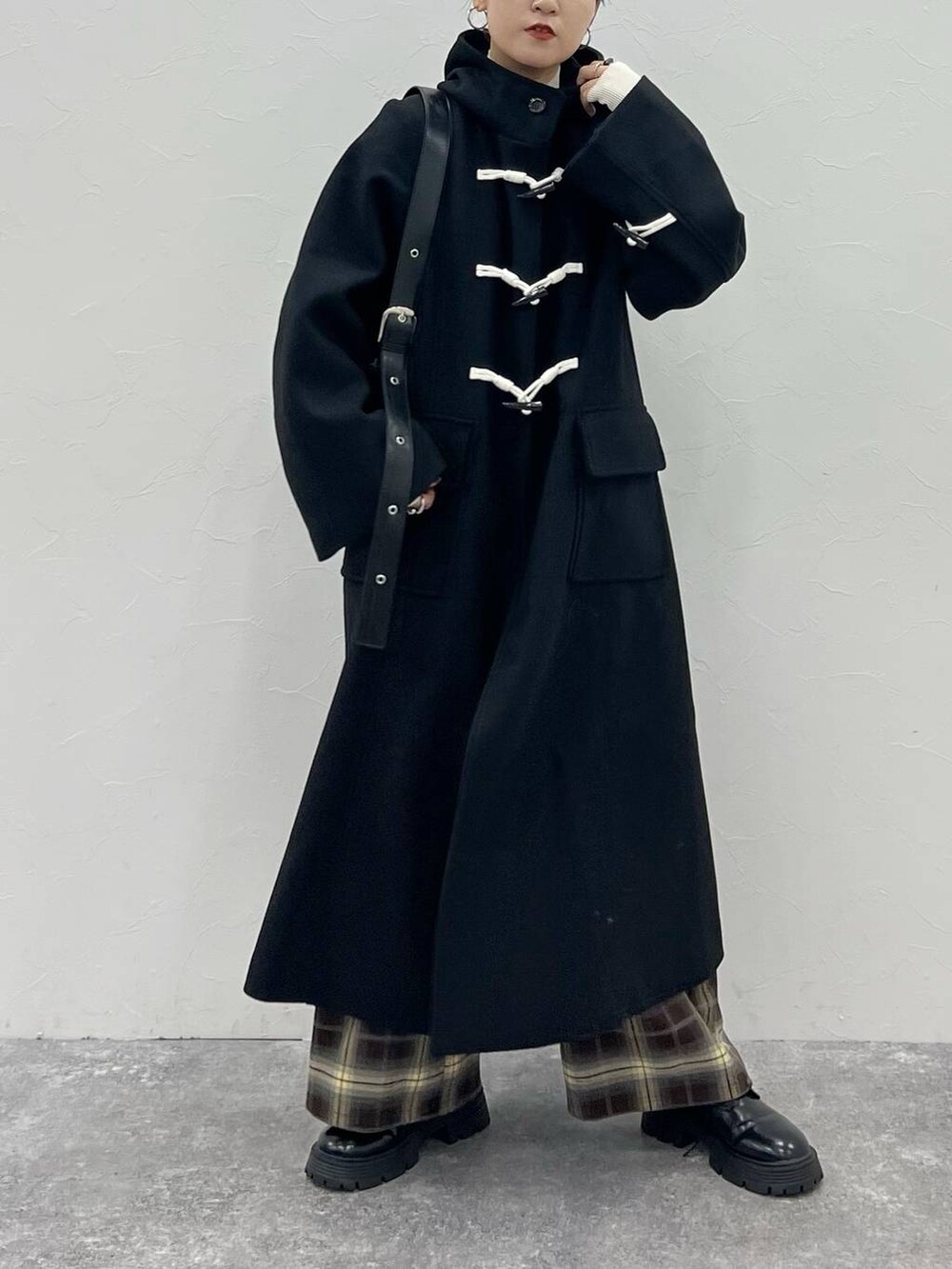 「アウター、カジュアル、体型カバー、PAGEBOY、PAGEBOYLIM、骨格ストレート_PAGEBOY、クールカジュアル_PAGEBOY、冬コーデ」｜「PAGEBOYのダッフルコート（ダッフルコート、ブラック系）」を使った、Naoさん（レディース・159cm）の冬コーディネートの3枚目の写真
