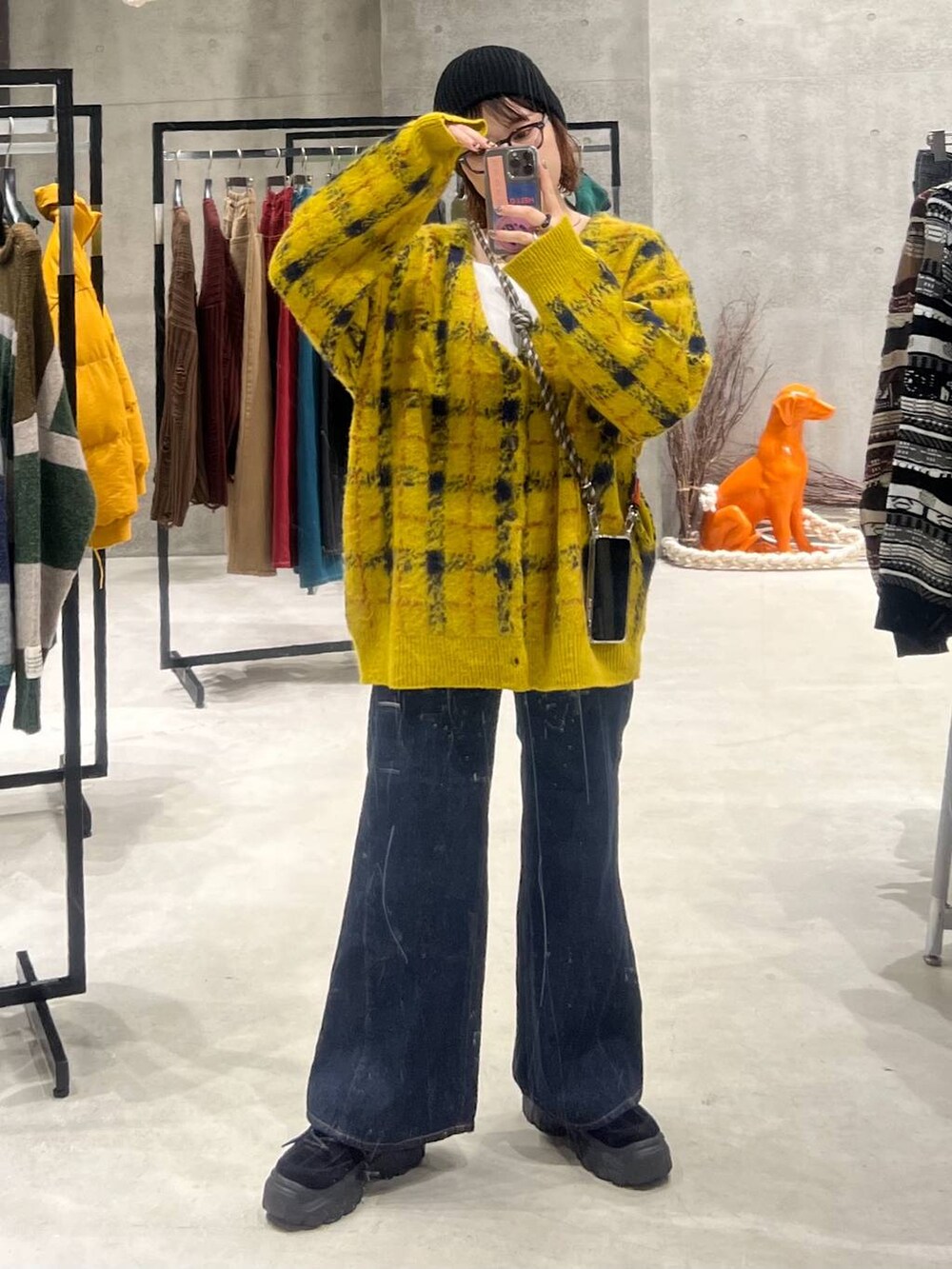 ブルー系のデニムパンツ、イエロー系のカーディガン/ボレロ、ブラック系のニットキャップ/ビーニーを着用したレディースの夏コーディネートの6枚目の写真