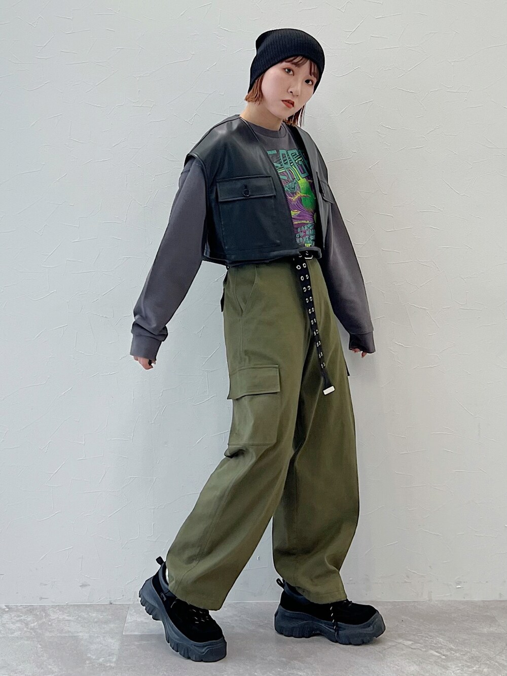 「パンツスタイル、ショート丈トップス、ワイドパンツ、カーゴパンツ、ストリート、スウェット、モード、モードストリート、レイヤードスタイル、カーキ、ニット帽、グリーン、クール、PAGEBOY」｜「PAGEBOYのスプリングモッズコート（モッズコート、グリーン系）」を使った、Naoさん（レディース・159cm）の冬コーディネートの4枚目の写真