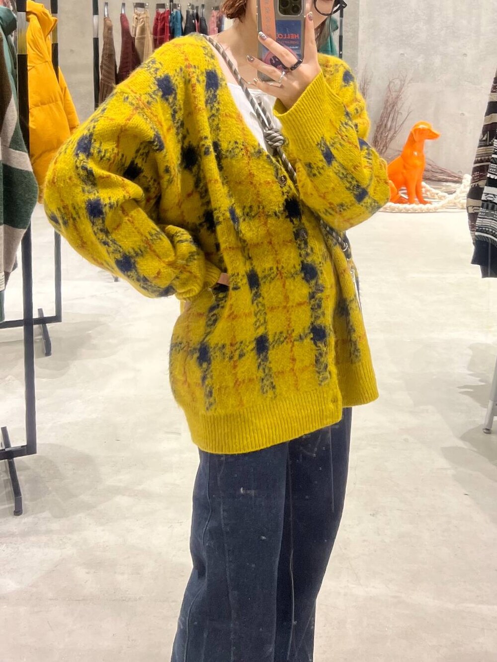 ブルー系のデニムパンツ、イエロー系のカーディガン/ボレロ、ブラック系のニットキャップ/ビーニーを着用したレディースの夏コーディネートの5枚目の写真