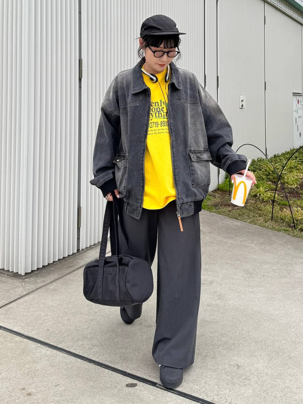 「スラックス、Tシャツ、体型カバー、メンズライク、ユニセックス、カジュアル、楽ちんコーデ、PAGEBOY、PBLIM、骨格ストレート_PAGEBOY、クールカジュアル_PAGEBOY、春コーデ」｜「PAGEBOYのスタンダードスラックス（スラックス、グレー系）」を使った、Naoさん（レディース・159cm）の春コーディネートの4枚目の写真