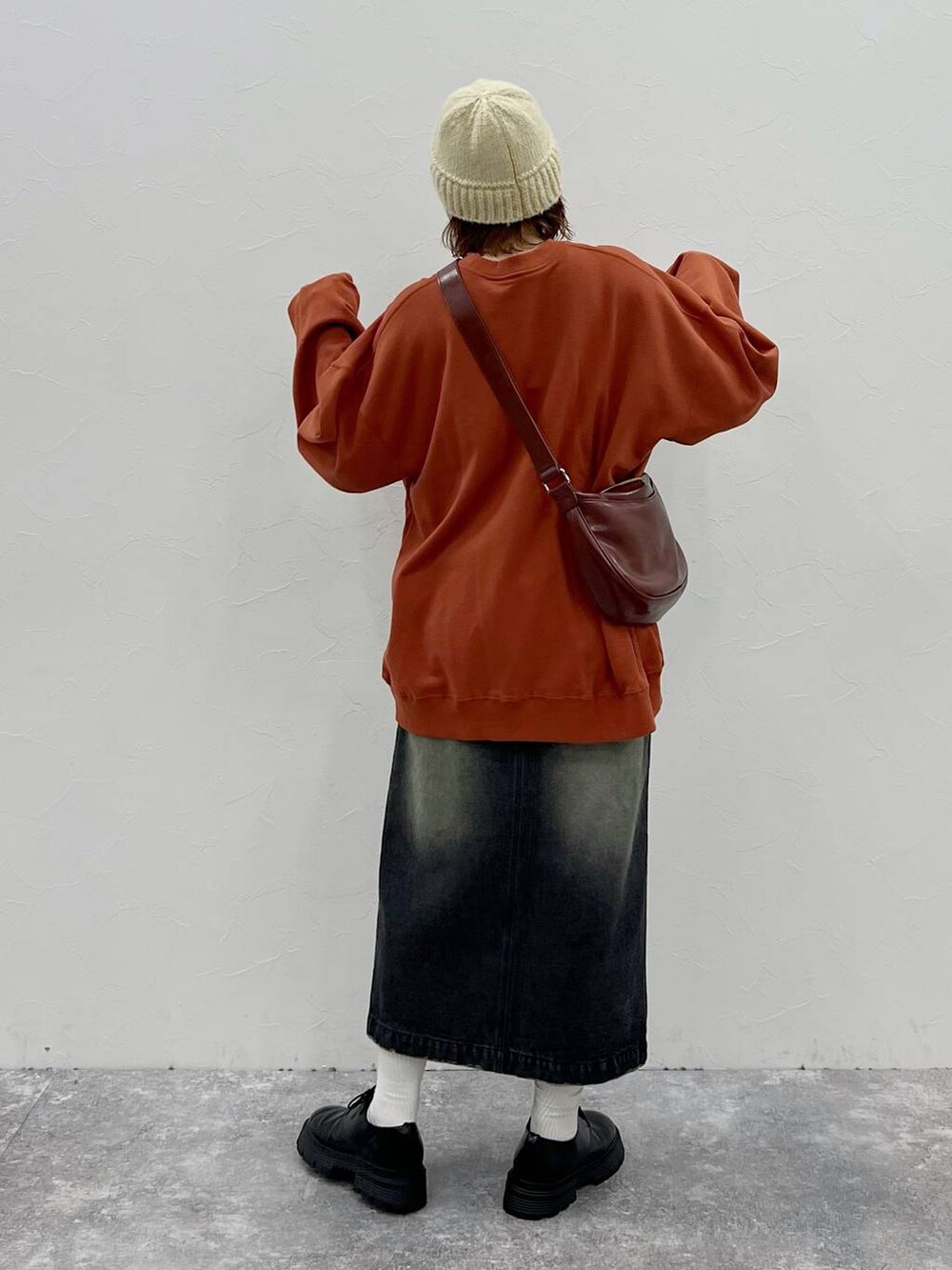 ブラック系のその他シューズ、オレンジ系のスウェット、ブラウン系のショルダーバッグを着用したレディースの夏コーディネートの4枚目の写真