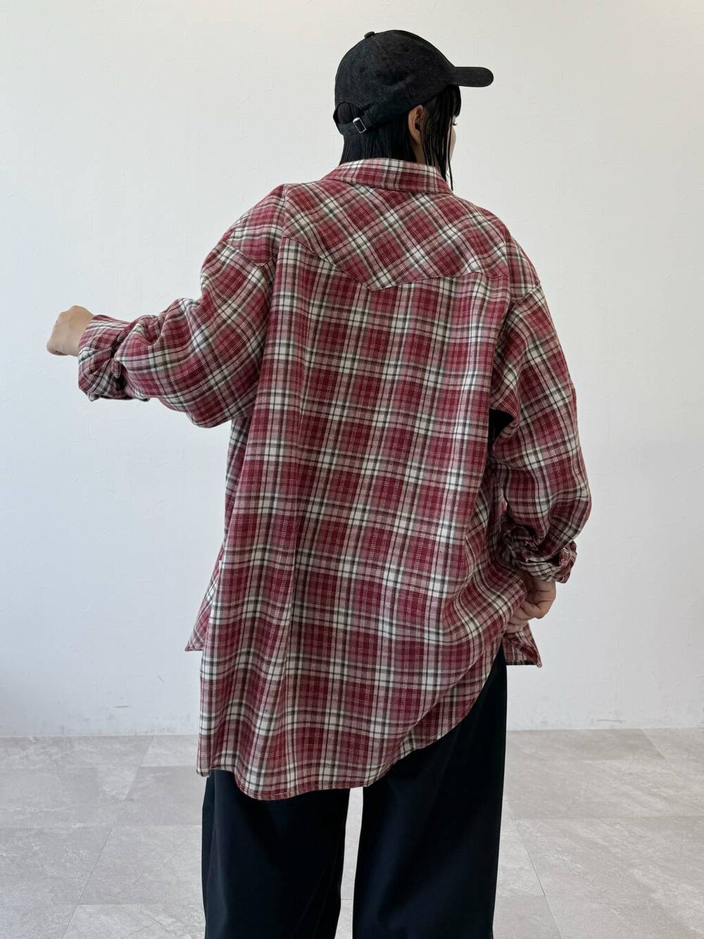 レッド系のシャツ/ブラウス、ブラック系のスラックスを着用したレディースの夏コーディネートの4枚目の写真