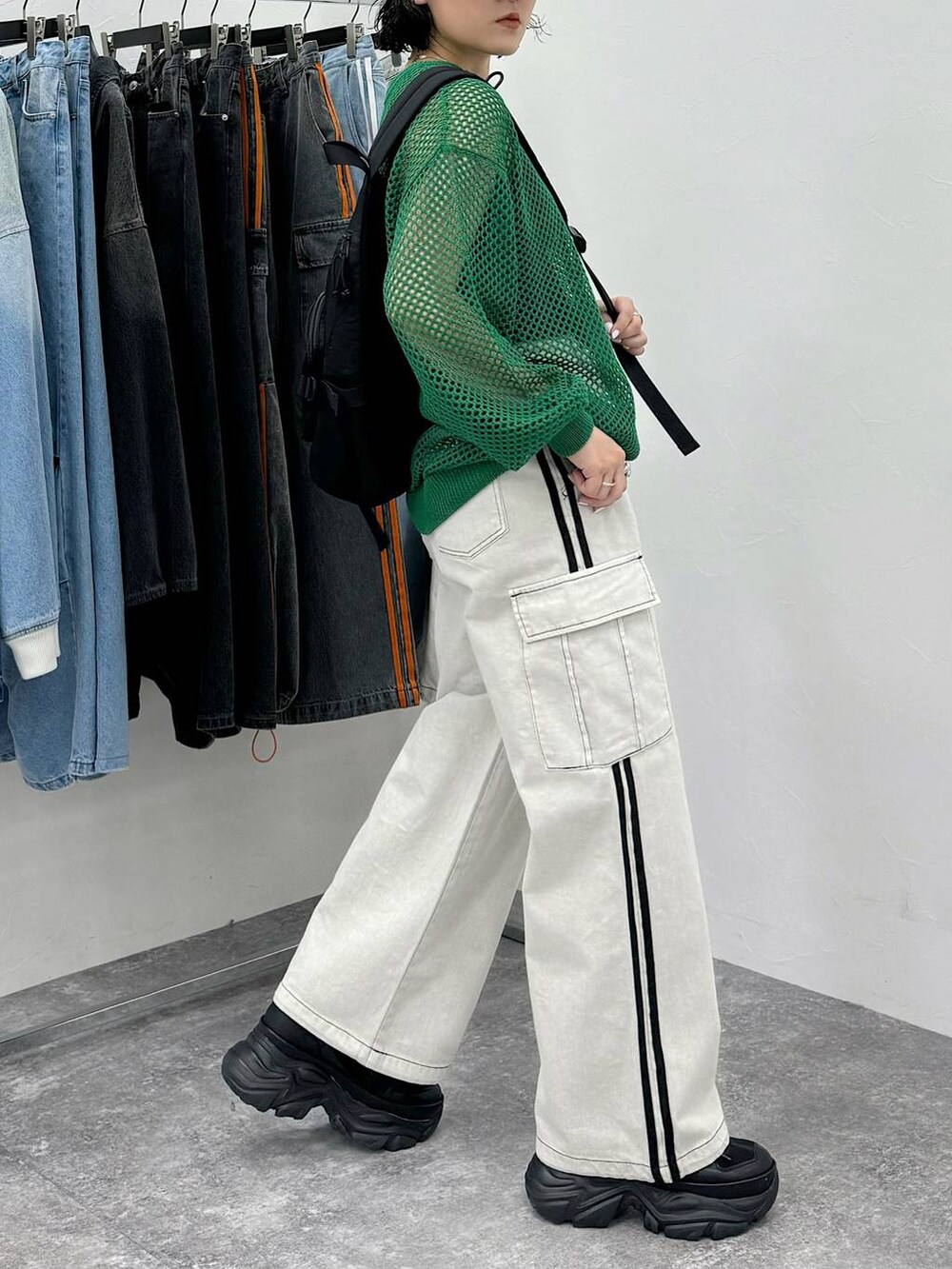 「カジュアル、メンズライク、ユニセックス、ストリート、楽ちんコーデ、体型カバー、PAGEBOY、PBLIM、骨格ストレート_PAGEBOY、クールカジュアル_PAGEBOY」｜「PAGEBOYのプラットチャンキースニーカー（スニーカー、ブラック系）」を使った、Naoさん（レディース・159cm）の春コーディネートの2枚目の写真
