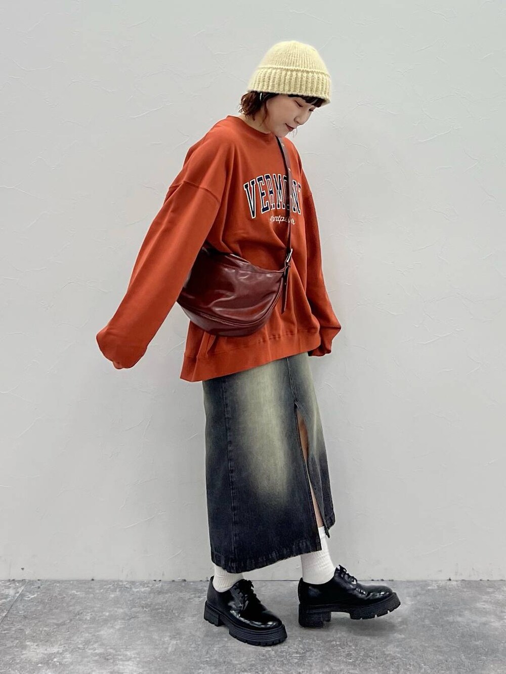 ブラック系のその他シューズ、オレンジ系のスウェット、ブラウン系のショルダーバッグを着用したレディースの夏コーディネートの2枚目の写真