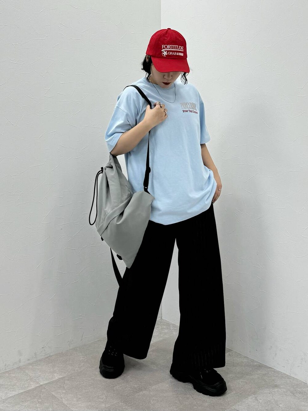 「カジュアル、メンズライク、ストリート、楽ちんコーデ、夏コーデ、ラフ、骨格ストレート_PAGEBOY、クールカジュアル_PAGEBOY、PAGEBOY、PBLIM」｜「PAGEBOYのスタンダードスラックス（スラックス、ブラック系）」を使った、Naoさん（レディース・159cm）の春コーディネートの3枚目の写真